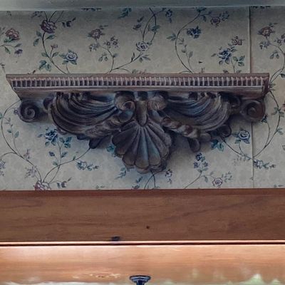 LOT 232: Collection of Assorted Wall Sconces, Brackets and Hanging Shelves (Wood, Metal and Resin)