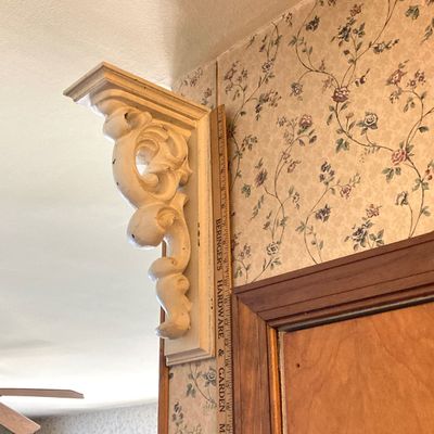 LOT 232: Collection of Assorted Wall Sconces, Brackets and Hanging Shelves (Wood, Metal and Resin)