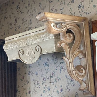 LOT 232: Collection of Assorted Wall Sconces, Brackets and Hanging Shelves (Wood, Metal and Resin)