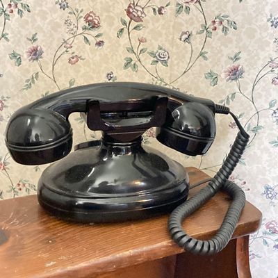 LOT 228: Home Decor Collection - Retro Style Phone, Wall Decor and Throw Pillows
