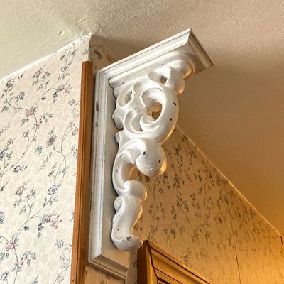 LOT 232: Collection of Assorted Wall Sconces, Brackets and Hanging Shelves (Wood, Metal and Resin)