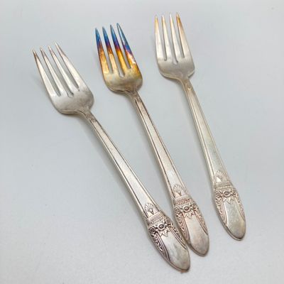 LOT 316: Rogers Bros "First Love" Silver Plated Flatware