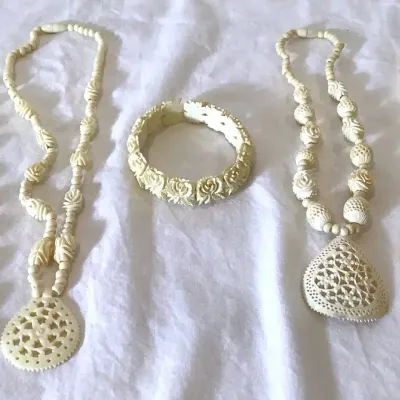 Vintage Carved Rose Design Jewelry Set (Resin/Celluloid)