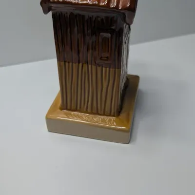 Sale Photo Thumbnail #104: The vintage "Kentucky Hillbilly Outhouse" ceramic coin bank is a popular mid-to-late 20th-century novelty travel souvenir. These campy, kitschy collectibles were mass-produced in Taiwan primarily during the 1970s and 1980s for tourist gift shops across Am