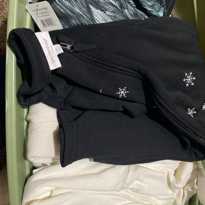 Sale Photo Thumbnail #84: Most sizes 1X-3x
No lid on tote
Many more tops not pictured