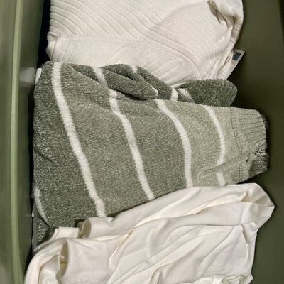 Sale Photo Thumbnail #86: Most sizes 1X-3x
No lid on tote
Many more tops not pictured