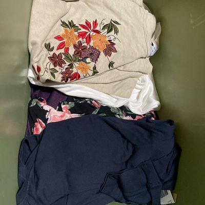 Sale Photo Thumbnail #89: Most sizes 1X-3x
No lid on tote
Many more tops not pictured