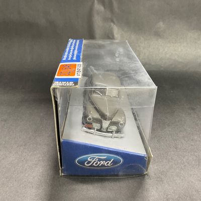 -122- 1:43 SCALE | 1941 Ford Two Door Sedan