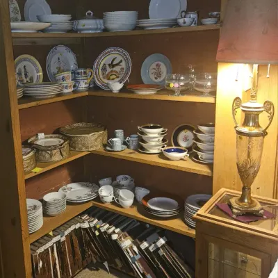 Sale Photo Thumbnail #61: More dishware