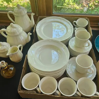 Sale Photo Thumbnail #39: Villroy & Bosch Manoir china set