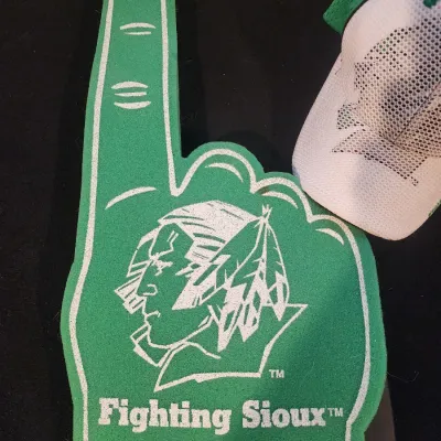 Rare Vintage University of North Dakota UND Fighting Sioux Foam Finger & Fitted Cap Small Retired Logo