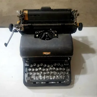 Antique 1940s Royal KMM Desktop Manual Typewriter Black Crinkle Finish