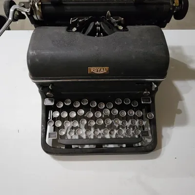 Antique 1940s Royal KMM Desktop Manual Typewriter Black Crinkle Finish