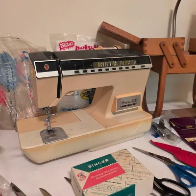 Singer Athena 2000 Electronic Sewing Machine & Accessories (B3-JS)
