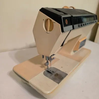 Singer Athena 2000 Electronic Sewing Machine & Accessories (B3-JS)
