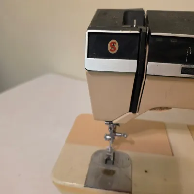 Singer Athena 2000 Electronic Sewing Machine & Accessories (B3-JS)