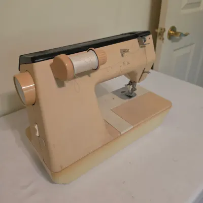 Singer Athena 2000 Electronic Sewing Machine & Accessories (B3-JS)