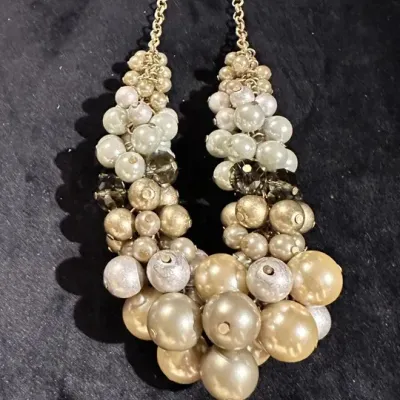 Sale Photo Thumbnail #367: Lia Sophia Necklace Gold Tone Bulky Chunky Fake Pearls Beads
overall length 10" choker
lobster clasp closure....all fabby
