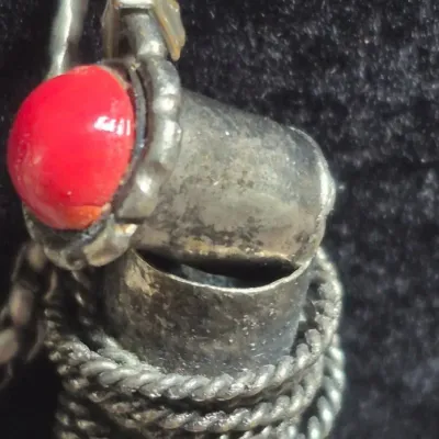 Sale Photo Thumbnail #26: Navajo Indian sterling / coral flask with continuous neck chain...no clasp

Size approx. 3" by 2"d / 1/2 thick.

Neck chains is 32" long.

Stopper fits loosely for using it....decorative

Great display item for collector's display......wonderful details