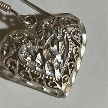 Sale Photo Thumbnail #283: VINTAGE STERLING SILVER FILIGREE PUFFY HEARTS EARRINGS 925
approx. size ; 1.25"w / 1" h
marked 925