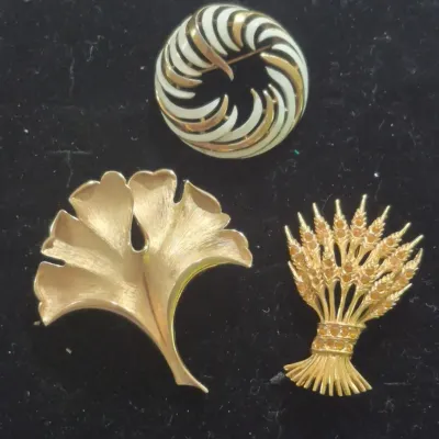Sale Photo Thumbnail #306: Vintage 3 MCM Brooches ~ Trifari / Monet
all excellent....pin perfect