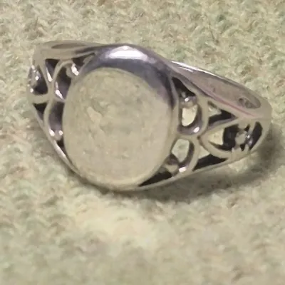 Sale Photo Thumbnail #120: Signed Sterling Ring Sz 7.~ 2.7g
Signed 'LIND' Thailand Sterling Ring Sz 7.~ 2.7g