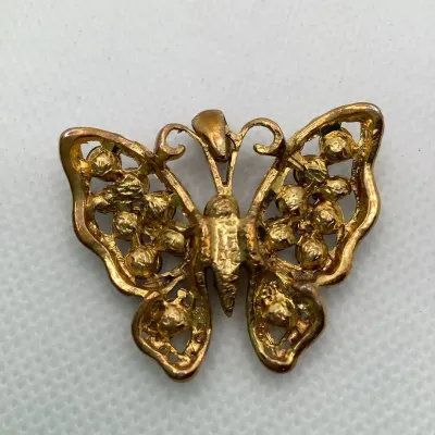 Sale Photo Thumbnail #37: Dazzling REGENCY Brown AB Crystals Glass Butterfly Pendant w/16" gold tone chain

1.5” wide gold-tone and rhinestone butterfly pendant, all stones in place and vintage