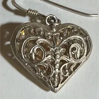 Sale Photo Thumbnail #282: VINTAGE STERLING SILVER FILIGREE PUFFY HEARTS EARRINGS 925
approx. size ; 1.25"w / 1" h
marked 925