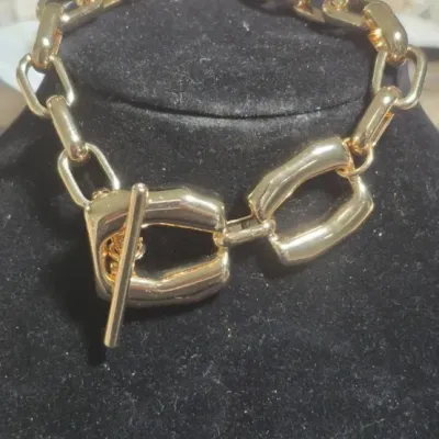 Sale Photo Thumbnail #255: VINTAGE ESTATE CHUNKY HEAVY GOLD TONE 8" BRACELET!
toned and restored to luster
no scratches or major scuffs