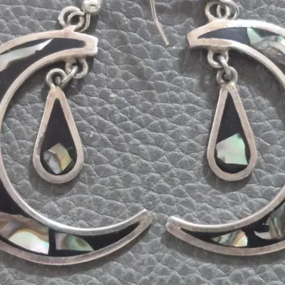 Sale Photo Thumbnail #314: Vintage Mexican Alpaca Abalone Earrings ~~ 4 Pair [all Marked]
small Siam have screw backs, mostly pierced
All in excellent condition