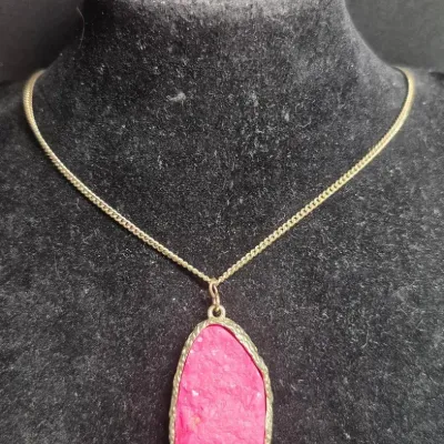 Sale Photo Thumbnail #111: Coral Druzy Necklace & coordinate Earrings [23g]
> large Druzy pendant on 18"chain
> earrings are pink glass matching color impressive