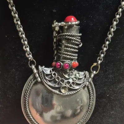 Sale Photo Thumbnail #25: Navajo Indian sterling / coral flask with continuous neck chain...no clasp

Size approx. 3" by 2"d / 1/2 thick.

Neck chains is 32" long.

Stopper fits loosely for using it....decorative

Great display item for collector's display......wonderful details