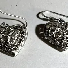 Sale Photo Thumbnail #281: VINTAGE STERLING SILVER FILIGREE PUFFY HEARTS EARRINGS 925
approx. size ; 1.25"w / 1" h
marked 925
