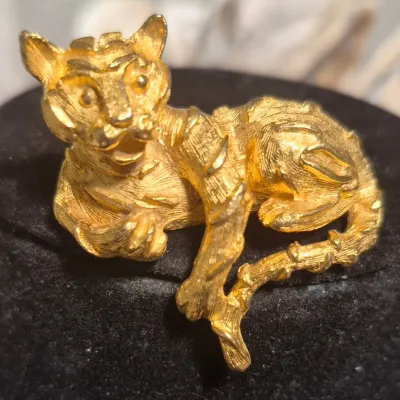 Sale Photo Thumbnail #257: VINTAGE ESTATE GOLD TONE TIGER LION CAT 1~ 3/4" BROOCH
Brite and brilliant