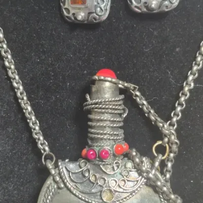 Sale Photo Thumbnail #22: Navajo Indian sterling / coral flask with continuous neck chain...no clasp

Size approx. 3" by 2"d / 1/2 thick.

Neck chains is 32" long.

Stopper fits loosely for using it....decorative

Great display item for collector's display......wonderful details