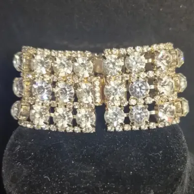 Sale Photo Thumbnail #180: Stunning piece, 1950s diamonds ....lovely Sparkling.

Vintage Rhinestones ador this Bracelet. Beautiful pattern and closure