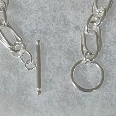 Sale Photo Thumbnail #107: Curb Link Bracelet ~ 925 Sterling. w/ Toggle Clasp
size: 7"