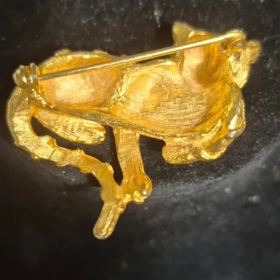 Sale Photo Thumbnail #260: VINTAGE ESTATE GOLD TONE TIGER LION CAT 1~ 3/4" BROOCH
Brite and brilliant