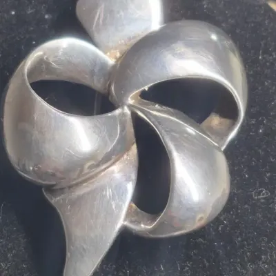 Sale Photo Thumbnail #46: Vintage KRYDELL solid Sterling Silver Brooch ~ rare / retired Studio Runway brooch [17g]
solid sterling.....runway edition for Drydell
marked clearly
comes in lucite presentation case