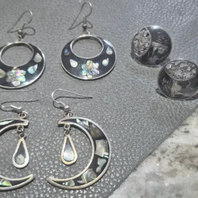 Sale Photo Thumbnail #312: Vintage Mexican Alpaca Abalone Earrings ~~ 4 Pair [all Marked]
small Siam have screw backs, mostly pierced
All in excellent condition