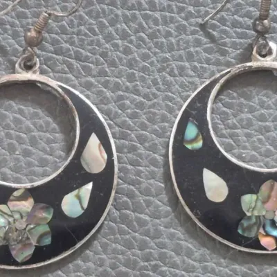 Sale Photo Thumbnail #315: Vintage Mexican Alpaca Abalone Earrings ~~ 4 Pair [all Marked]
small Siam have screw backs, mostly pierced
All in excellent condition