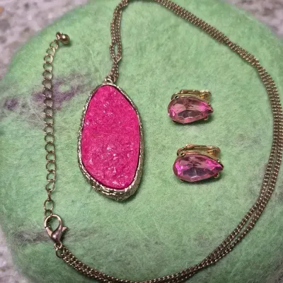 Sale Photo Thumbnail #110: Coral Druzy Necklace & coordinate Earrings [23g]
> large Druzy pendant on 18"chain
> earrings are pink glass matching color impressive