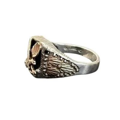 Sale Photo Thumbnail #54: Black Hills Gold Eagle Ring, Sterling SilverA men's pinky ring featuring a gold appliqued eagle on the black onyx center, as well as gold leaves on the sides. The ring itself is sterling silver and marked 925. Size 6 3/4
Weight: 4.7 grams
Beautiful men's 