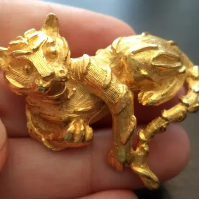 Sale Photo Thumbnail #258: VINTAGE ESTATE GOLD TONE TIGER LION CAT 1~ 3/4" BROOCH
Brite and brilliant