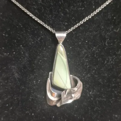 Sale Photo Thumbnail #153: Custom studio Pendant w/sterling chain & Sterling moon Earrings set



> Pendant is modernist with Green Ribbon Jasper .....wrapped within Sterling scrolls.

> Suggests this is a Vintage studio piece from 1960s/70s.....by independent artisan following

th