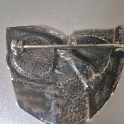Sale Photo Thumbnail #179: Picasso style Modernist FACE Brooch
Picasso style Modernist FACE Brooch.... purchased by owner in Rhinebeck art show 1980s.

.> excellent condition....tests for sterling....unmarked