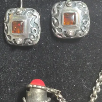Sale Photo Thumbnail #23: Navajo Indian sterling / coral flask with continuous neck chain...no clasp

Size approx. 3" by 2"d / 1/2 thick.

Neck chains is 32" long.

Stopper fits loosely for using it....decorative

Great display item for collector's display......wonderful details