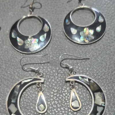 Sale Photo Thumbnail #313: Vintage Mexican Alpaca Abalone Earrings ~~ 4 Pair [all Marked]
small Siam have screw backs, mostly pierced
All in excellent condition