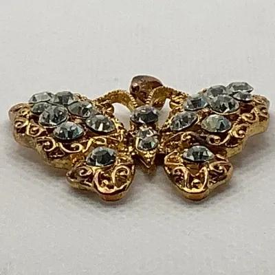 Sale Photo Thumbnail #38: Dazzling REGENCY Brown AB Crystals Glass Butterfly Pendant w/16" gold tone chain

1.5” wide gold-tone and rhinestone butterfly pendant, all stones in place and vintage