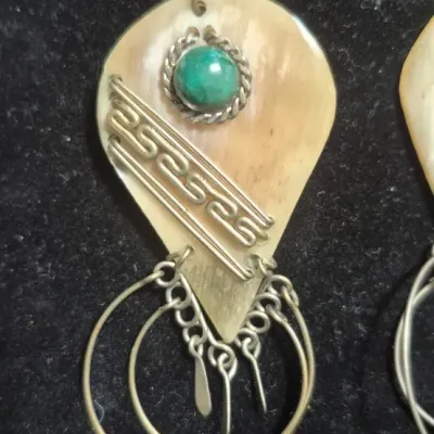 Sale Photo Thumbnail #215: These stunning vintage estate earrings are a luxurious addition to any jewelry collection
dangle size 2" / 1"w
well made, craftsmanship.....unbranded